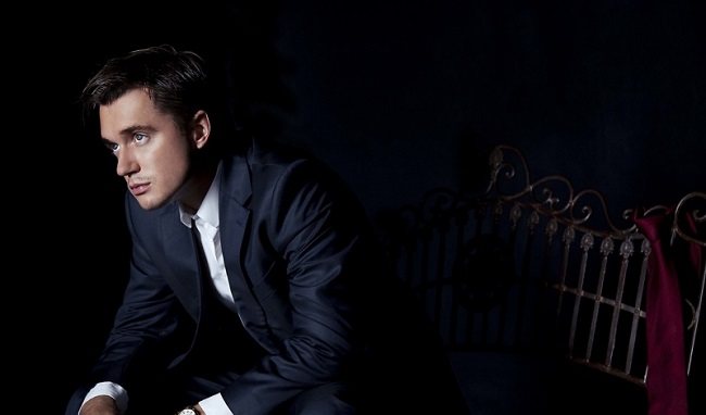 Артем на темнойм фоне