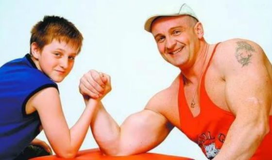 Игорь Огурцов в детстве (на фото с отцом Алексеем Огурцовым)