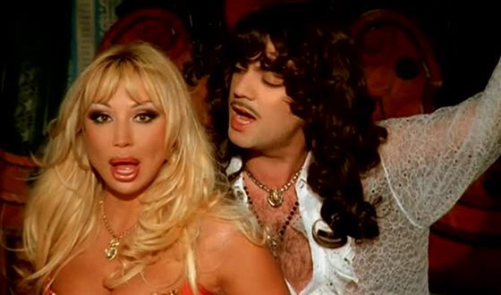 Кадр из совместного клипа Маши Распутиной и Филиппа Киркорова «Роза чайная»