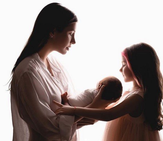 Кэти Топурия с детьми