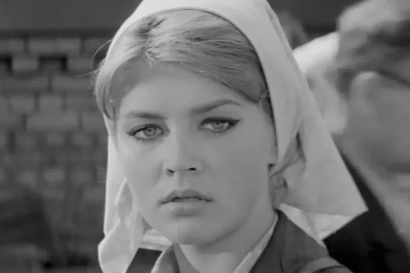 Лилита Озолиня в молодости (кадр из фильма «Когда дождь и ветер стучат в окно»)