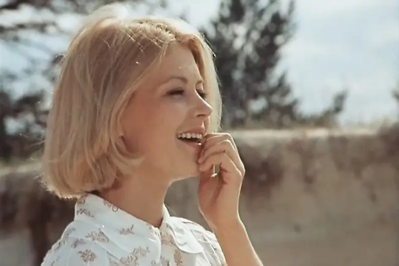 Лилита Озолиня в роли Марты Озолы (кадр из фильма «Долгая дорога в дюнах»)