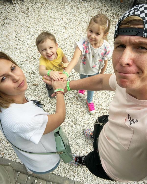 На фото: Антон Боглевский с женой и детьми