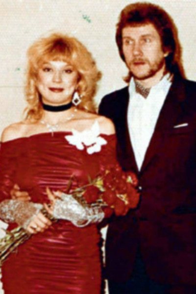 «На момент нашего знакомства я был женат, но, даже когда фактически мы с Машей уже стали жить вместе, с прежней женой я еще долго не разводился. Власти не разрешали мне выписаться из большой квартиры супруги и прописаться обратно в маленькие апартаменты родителей, опасаясь, что буду претендовать на улучшение жилищных условий», — утверждал Владимир Ермаков