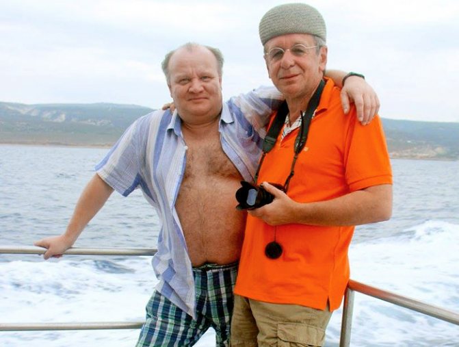 Нифонтов (справа) не всегда проводит отпуск с любимой. Иногда отдыхает в компании друга - актера Бориса Каморзина