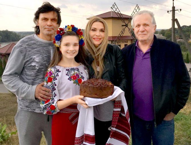 Ольга Сумская с бывшим супругом Евгением Паперным (справа), нынешним мужем Виталием Борисюком (слева) и их дочкой Анной