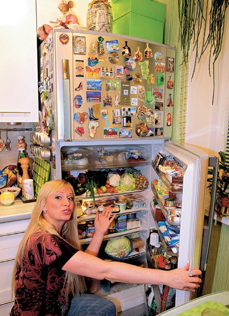 Сейчас ГУЛЬКИНА села на строгую диету, поэтому набила холодильник овощами и фруктами