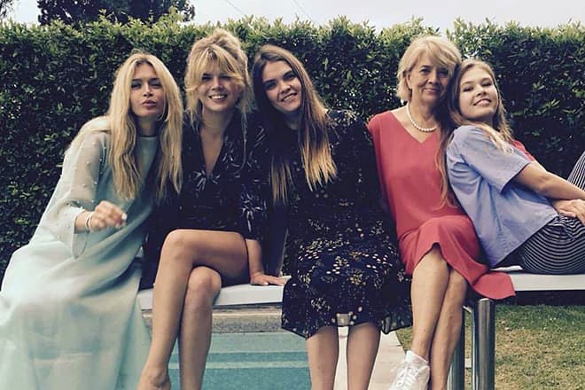 Виктория Галушка с мамой и сестрами