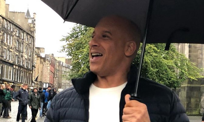 Вин Дизель под зонтом